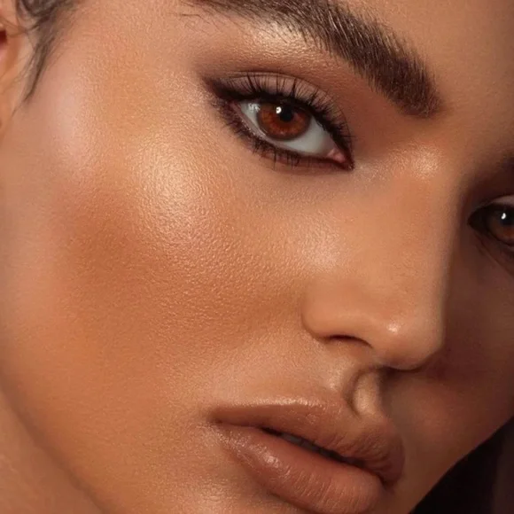 Natasha Denona Alloy Cheek Duo, a bronze and glow palette - Picture 5 of 7